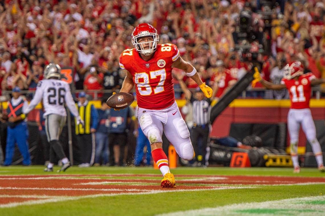 travis kelce running into the end zone for a touchdown