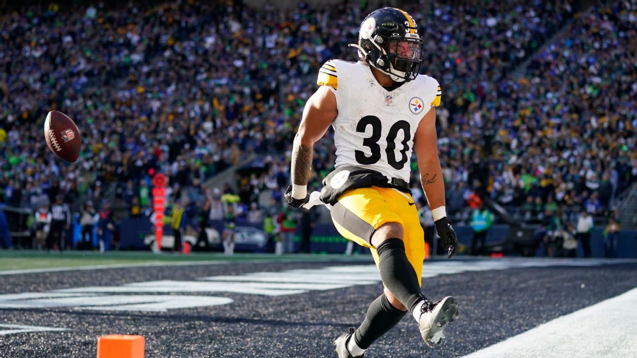 james conner NFL player running into the end zone